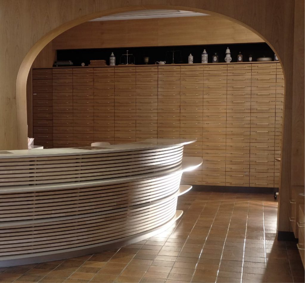 Comptoir en bois de la Pharmacie de Cologny