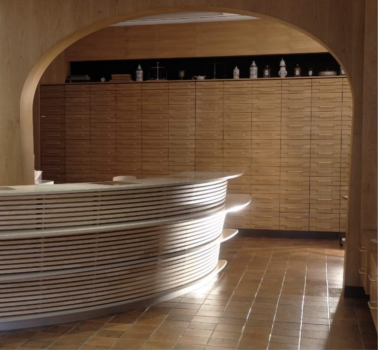 Le comptoir en bois de la Pharmacie de Cologny